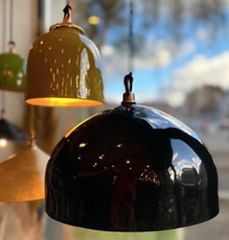 Charger l&#39;image dans la galerie, Suspension artisanale en céramique modèle Toque noire fabriquée en France

