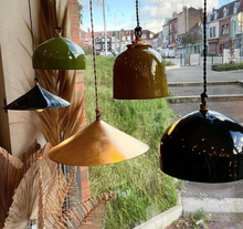 Charger l&#39;image dans la galerie, Suspension artisanale en céramique modèle Toque noire fabriquée en France
