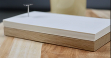 Charger l&#39;image dans la galerie, Bloc notes décoratif sur un support de chêne avec un clou décoratif &quot;point&quot;
