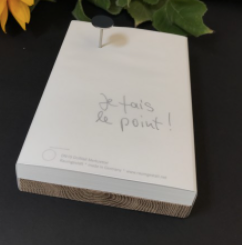 Bloc notes décoratif sur un support de chêne avec un clou décoratif "point"