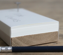 Charger l&#39;image dans la galerie, Bloc notes décoratif sur un support de chêne avec un clou décoratif &quot;point&quot;
