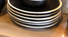 Charger l&#39;image dans la galerie, Assiette plate en grès couleur noire diamètre 27 cm
