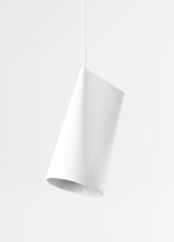 Charger l&#39;image dans la galerie, Suspension en céramique blanche design de chez Moebe modèle petit
