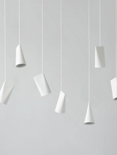 Charger l&#39;image dans la galerie, Suspension en céramique blanche design de chez Moebe modèle petit
