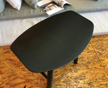 Charger l&#39;image dans la galerie, Tabouret en bois de hêtre noir
