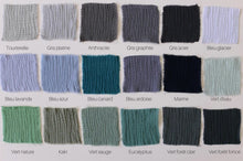 Charger l&#39;image dans la galerie, Coussin brodé à la main au fil doré 30 x 50 cm
