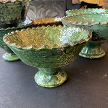 Charger l&#39;image dans la galerie, Coupe à fruits dentelée avec pied en poterie traditionnelle de Tamegroute
