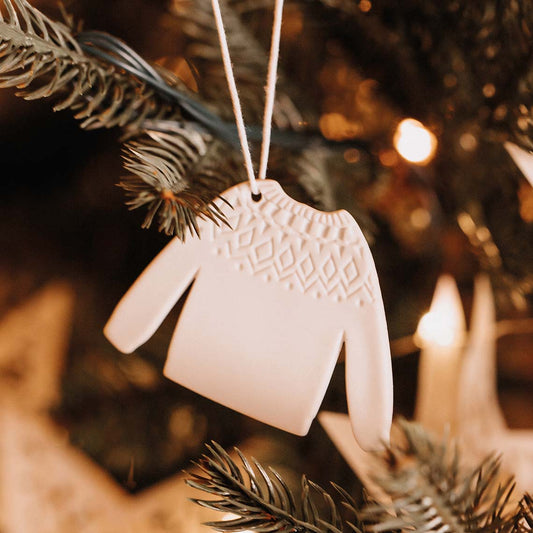 Décoration de Noël à suspendre en forme de pull-over en porcelaine blanche. 