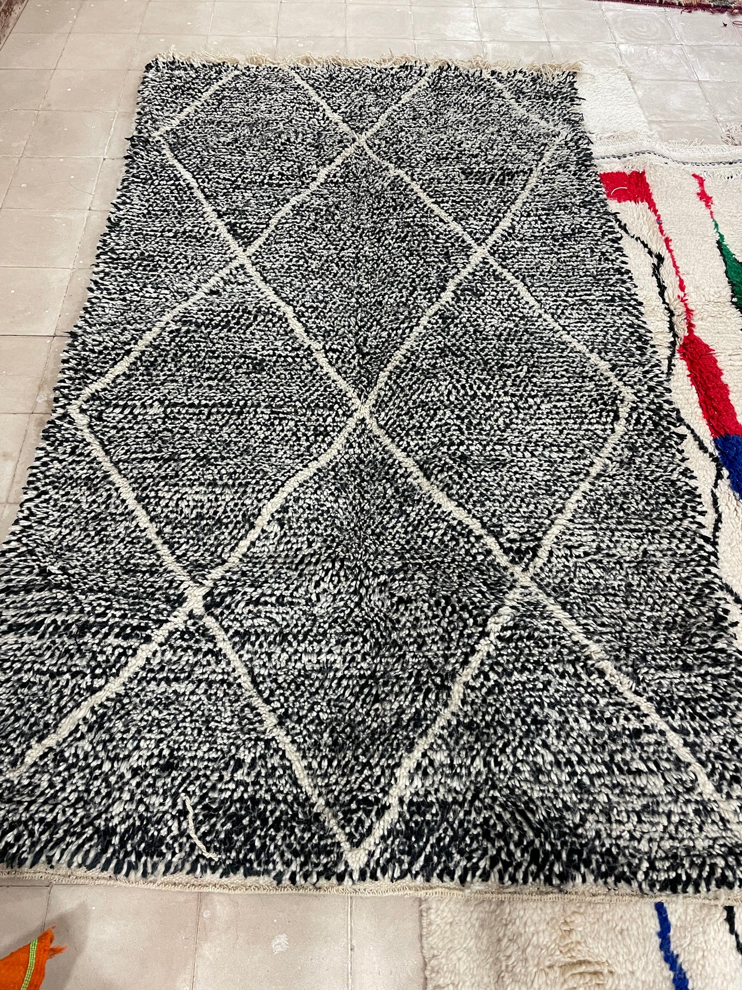 Tapis marocain BENI OUARAIN noir et blanc  145 cm x 250 cm