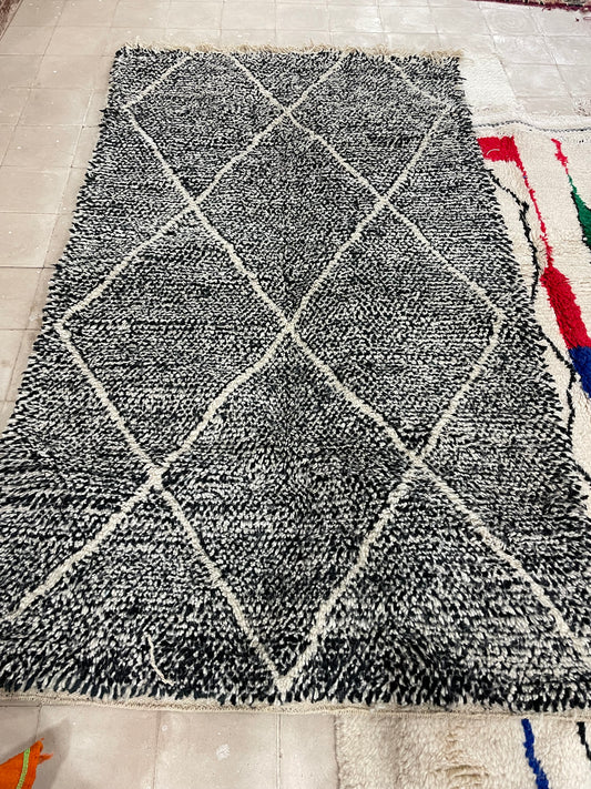 Tapis marocain BENI OUARAIN noir et blanc  145 cm x 250 cm