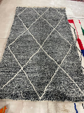 Charger l&#39;image dans la galerie, Tapis marocain BENI OUARAIN noir et blanc  145 cm x 250 cm
