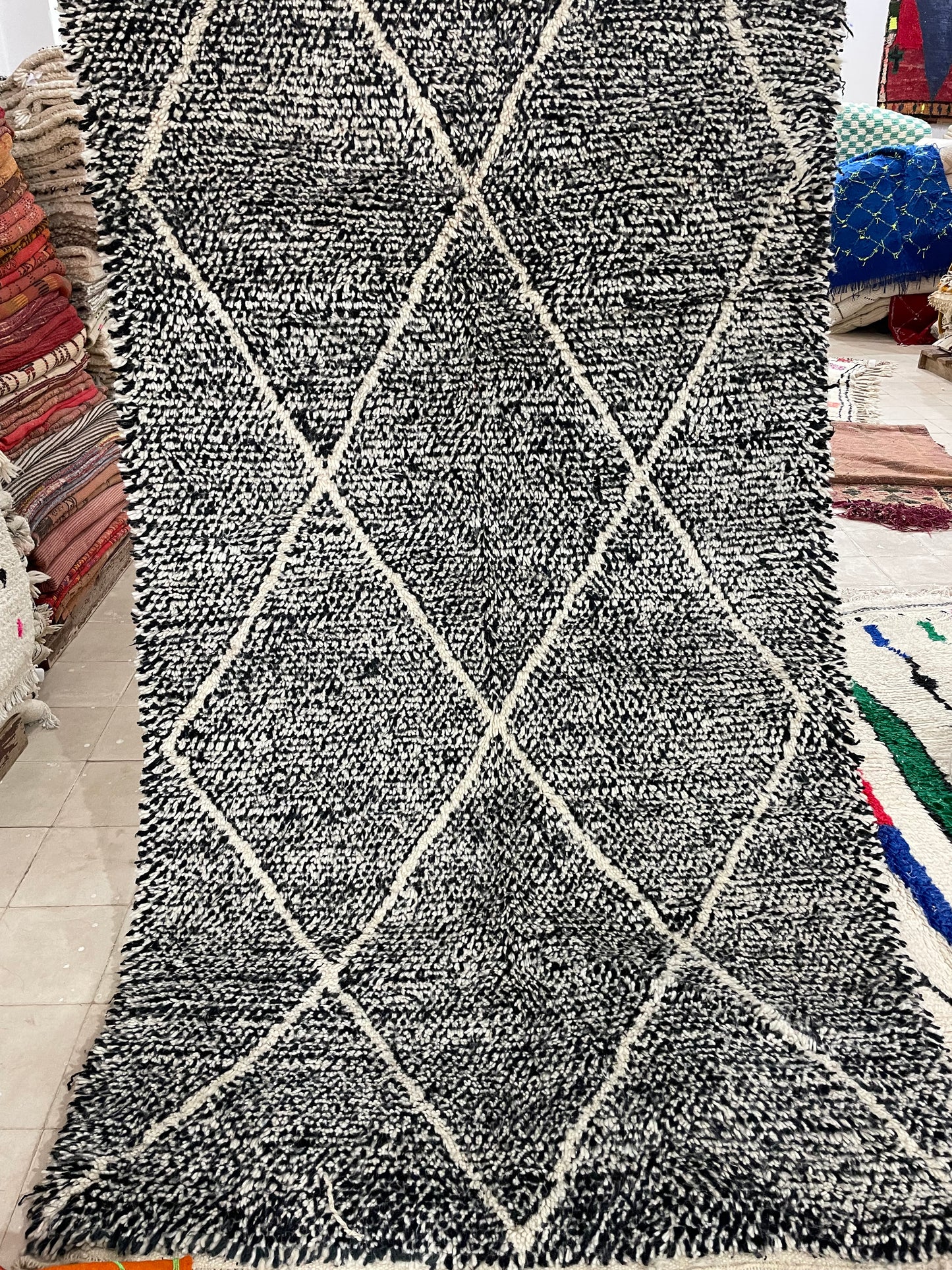 Tapis marocain BENI OUARAIN noir et blanc  145 cm x 250 cm