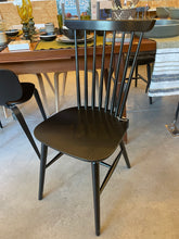 Charger l&#39;image dans la galerie, Chaise esprit vintage à la Tapiovara en bois de hêtre noir
