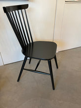 Charger l&#39;image dans la galerie, Chaise esprit vintage à la Tapiovara en bois de hêtre noir
