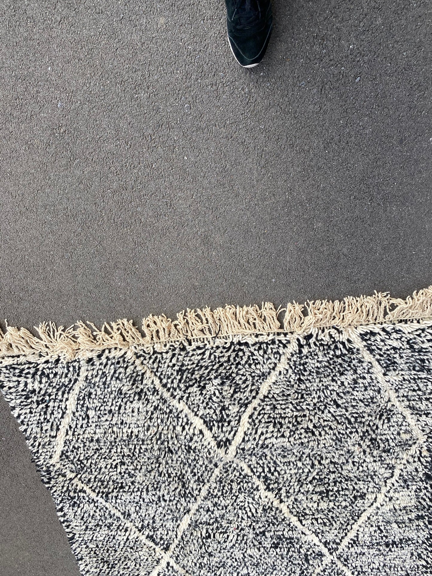 Tapis marocain BENI OUARAIN noir et blanc  145 cm x 250 cm
