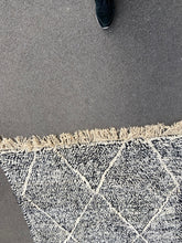 Charger l&#39;image dans la galerie, Tapis marocain BENI OUARAIN noir et blanc  145 cm x 250 cm
