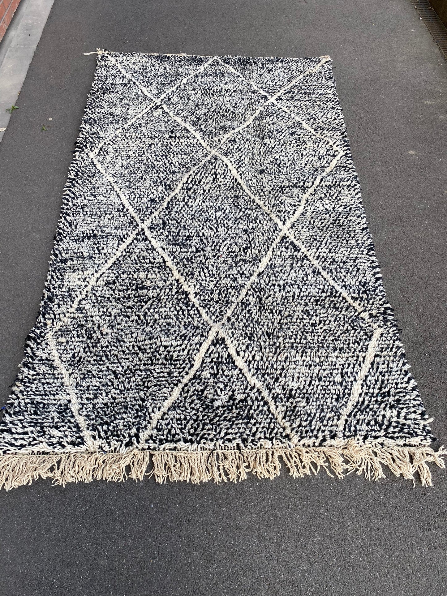 Tapis marocain BENI OUARAIN noir et blanc  145 cm x 250 cm