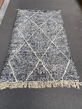 Charger l&#39;image dans la galerie, Tapis marocain BENI OUARAIN noir et blanc  145 cm x 250 cm
