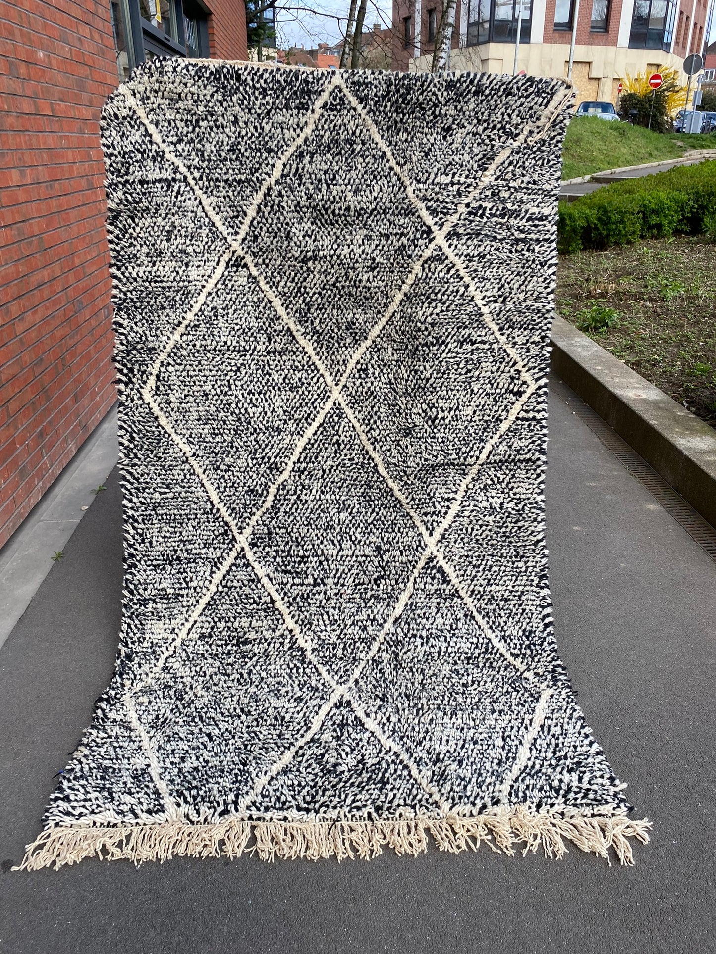 Tapis marocain BENI OUARAIN noir et blanc  145 cm x 250 cm