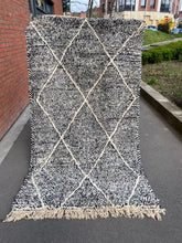 Charger l&#39;image dans la galerie, Tapis marocain BENI OUARAIN noir et blanc  145 cm x 250 cm
