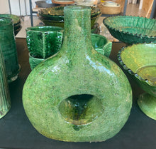 Charger l&#39;image dans la galerie, Grand vase avec un trou en son centre en poterie traditionnelle de Tamegroute
