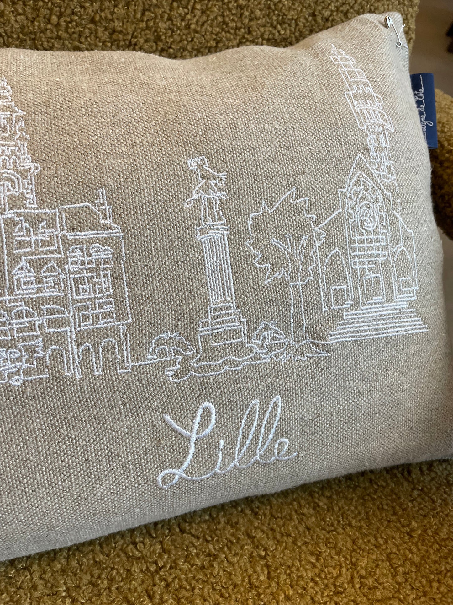 Coussin brodé à la main made in Les Hauts de France