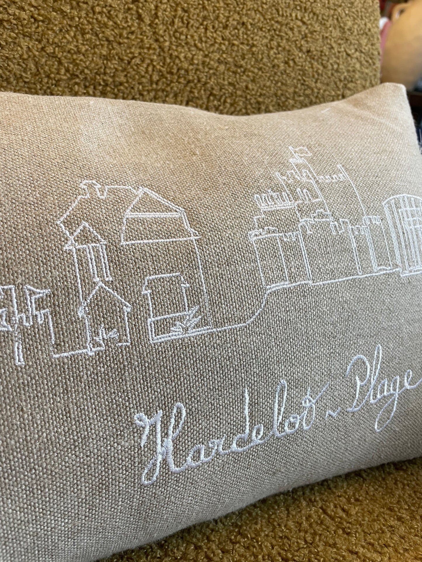 Coussin brodé à la main made in Les Hauts de France