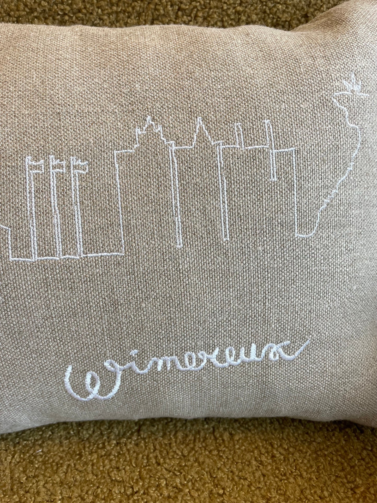 Coussin brodé à la main made in Les Hauts de France