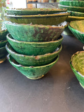 Charger l&#39;image dans la galerie, Saladier évasé / corbeille à fruits en poterie traditionnelle de Tamegroute
