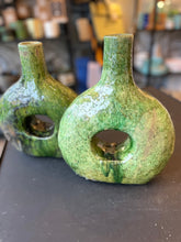 Charger l&#39;image dans la galerie, Grand vase avec un trou en son centre en poterie traditionnelle de Tamegroute
