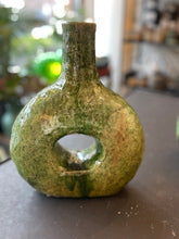 Charger l&#39;image dans la galerie, Grand vase avec un trou en son centre en poterie traditionnelle de Tamegroute
