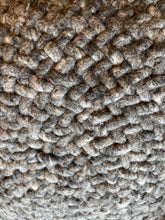 Charger l&#39;image dans la galerie, Pouf galet en 100% laine

