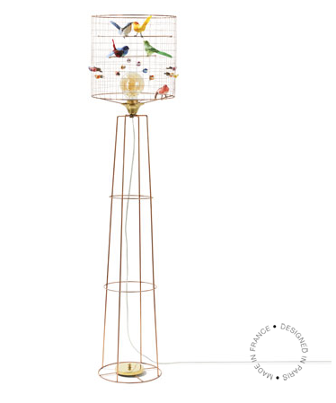 Le lampadaire Volière de Mathieu Challières est un iconique du design français, fabriqué à Paris. Avec ses oiseaux multicolores, chaque lampe est unique et originale.