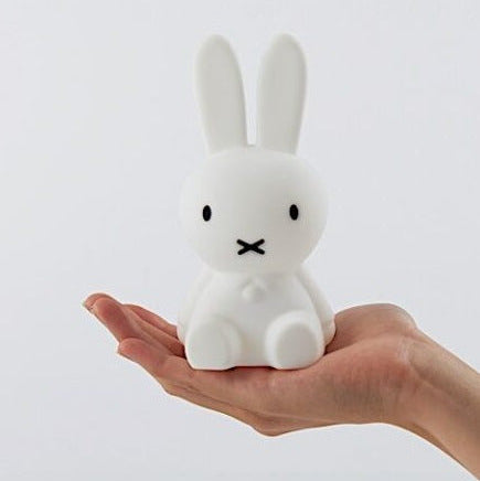 Mini veilleuse en silicone en forme de lapin Miffy.