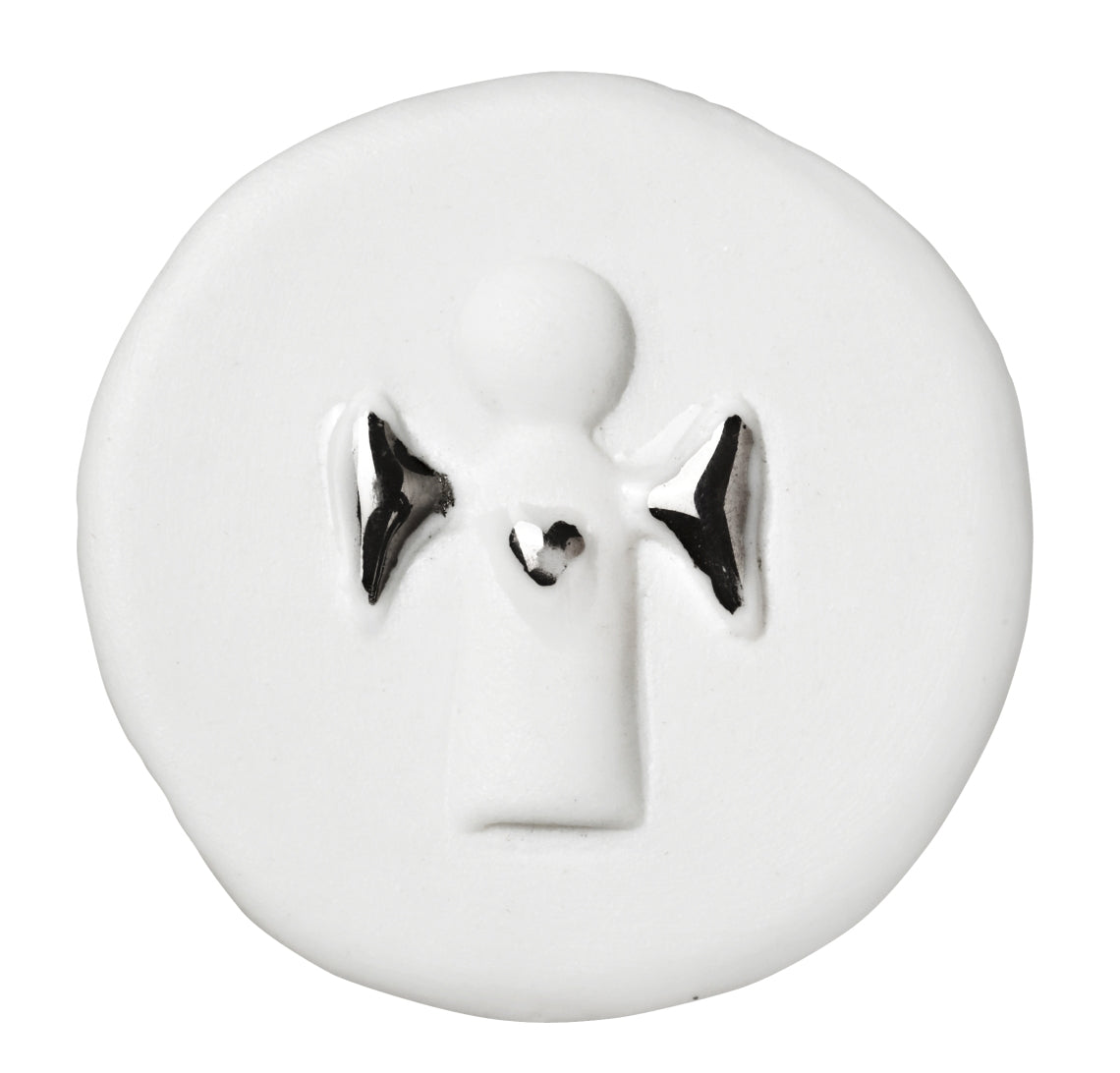 Petite pièce porte-bonheur en porcelaine blanche avec ange gardien aux ailes argentées.