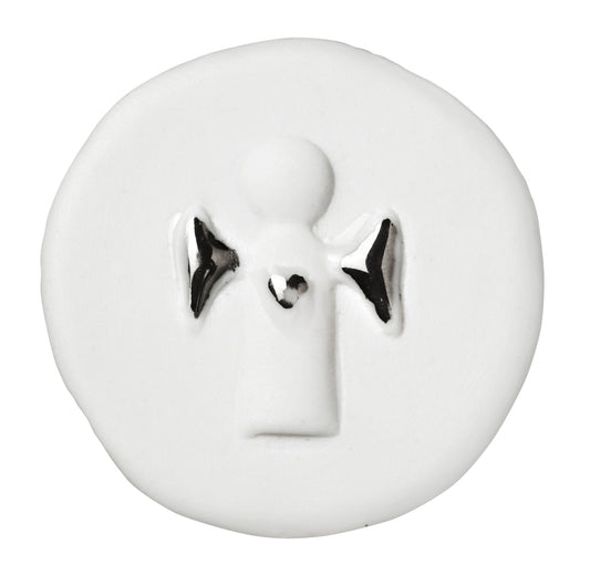 Petite pièce porte-bonheur en porcelaine blanche avec ange gardien aux ailes argentées.