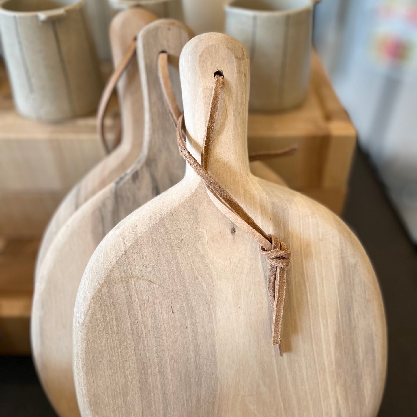PLANCHE EN BOIS DE NOYER ARTISANALE- LA PETITE BOITE JAUNE