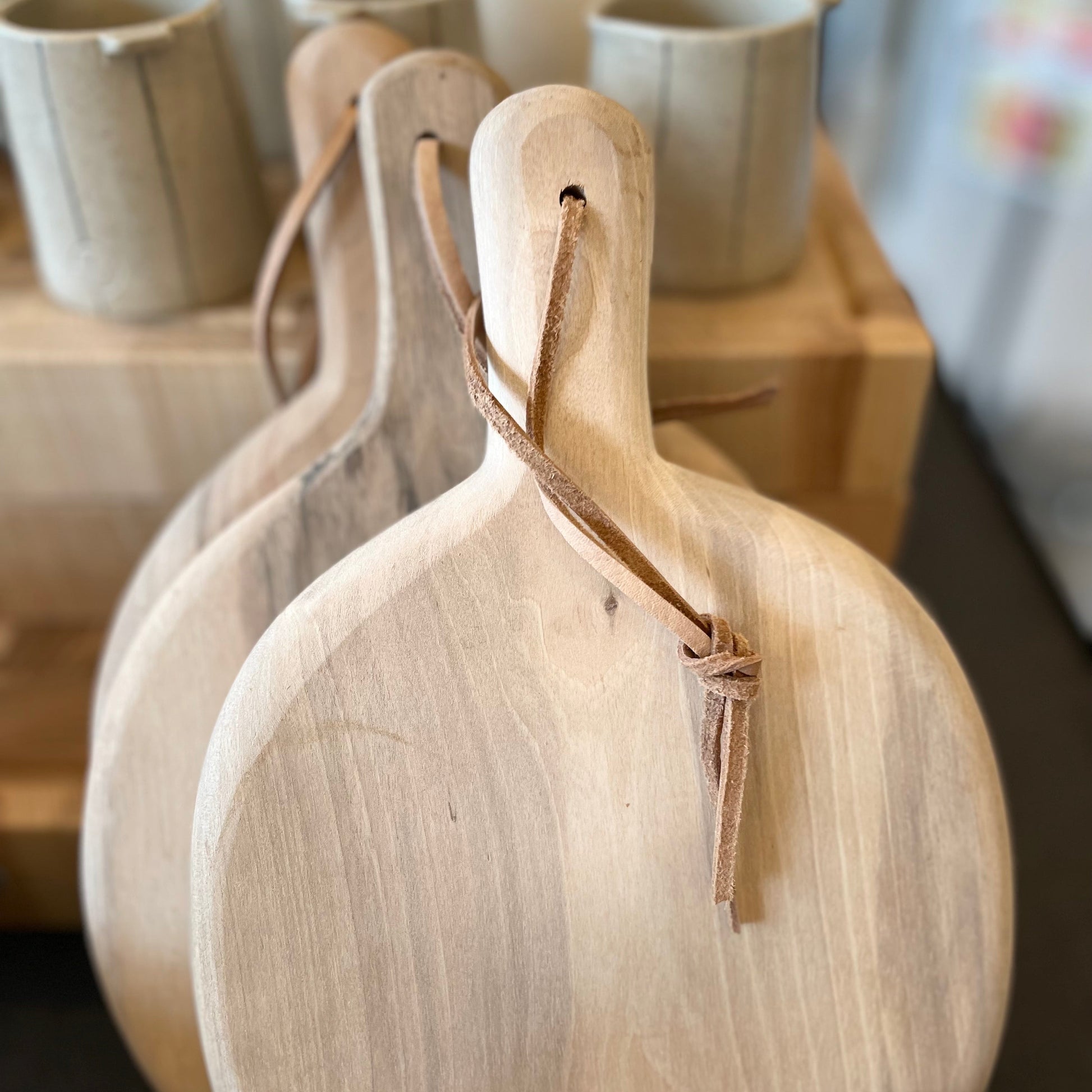 PLANCHE EN BOIS DE NOYER ARTISANALE- LA PETITE BOITE JAUNE