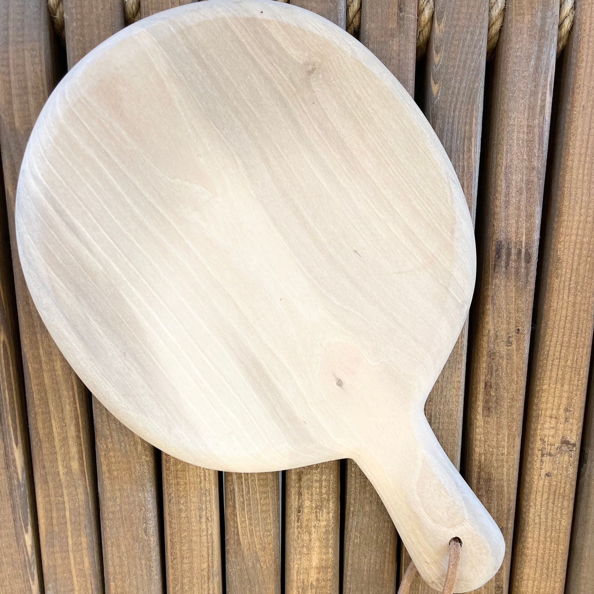 PLANCHE EN BOIS DE NOYER ARTISANALE1 - LA PETITE BOITE JAUNE