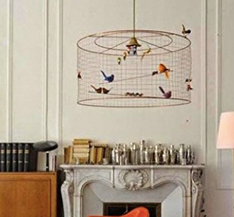 La suspension Demi Grande Volière de Mathieu Challières est iconique du design français, fabriquée à Paris. Avec ses oiseaux multicolores, la lampe est unique.