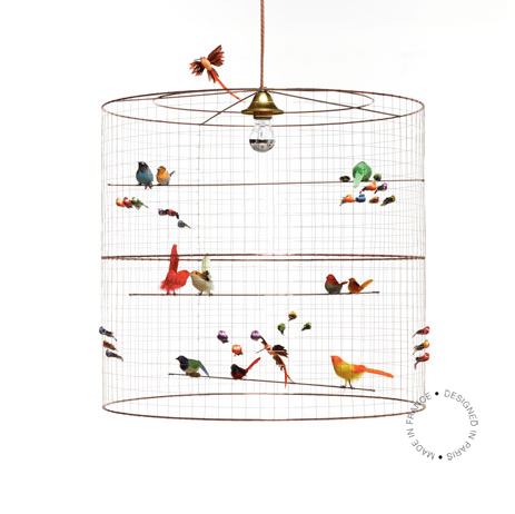 La suspension Haute Volière de Mathieu Challières est un iconique du design français, fabriquée à Paris. Avec ses oiseaux multicolores, chaque lampe est unique.