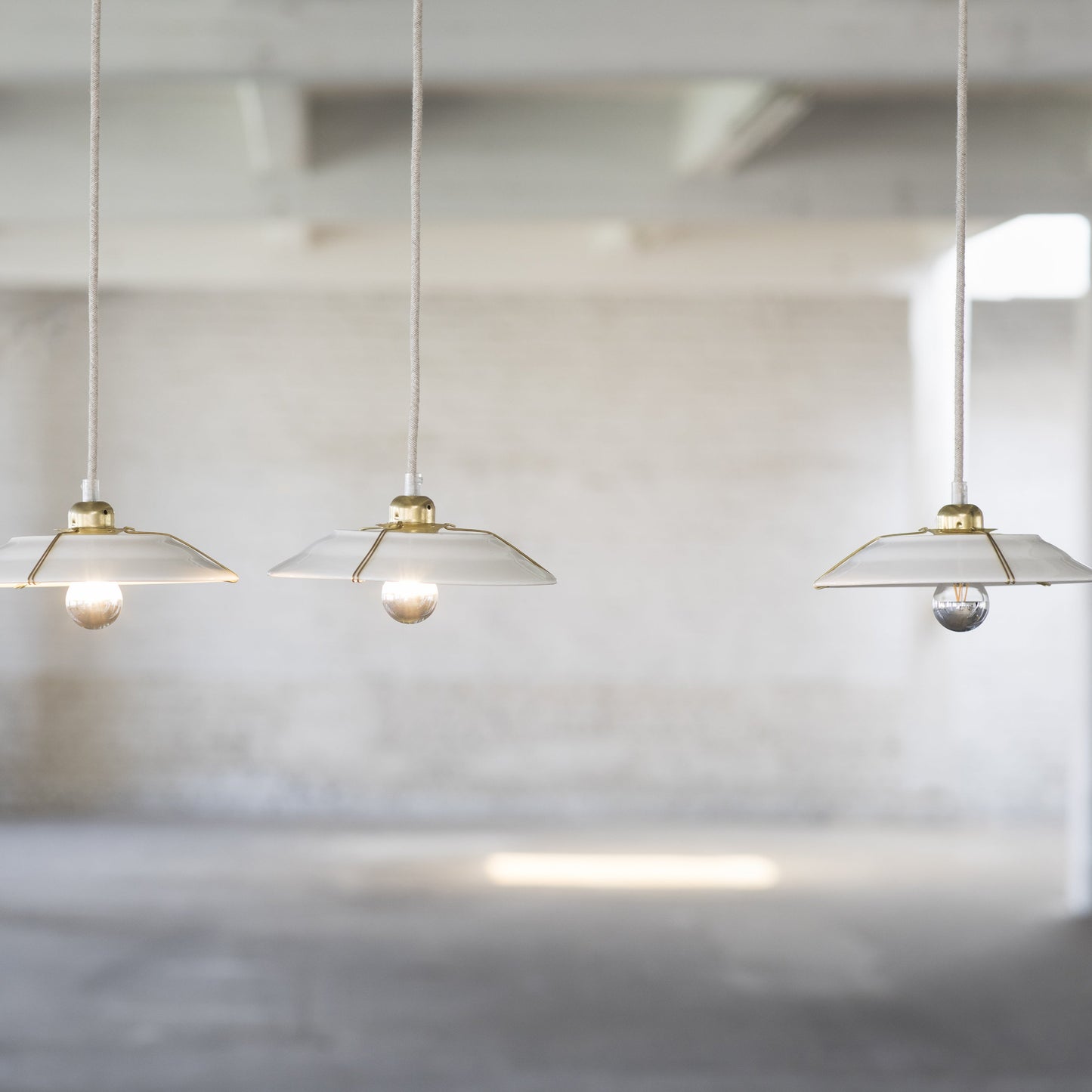 SUSSPENSION EN ASSIETTE EN PORCELAINE BLANCHE SERAX