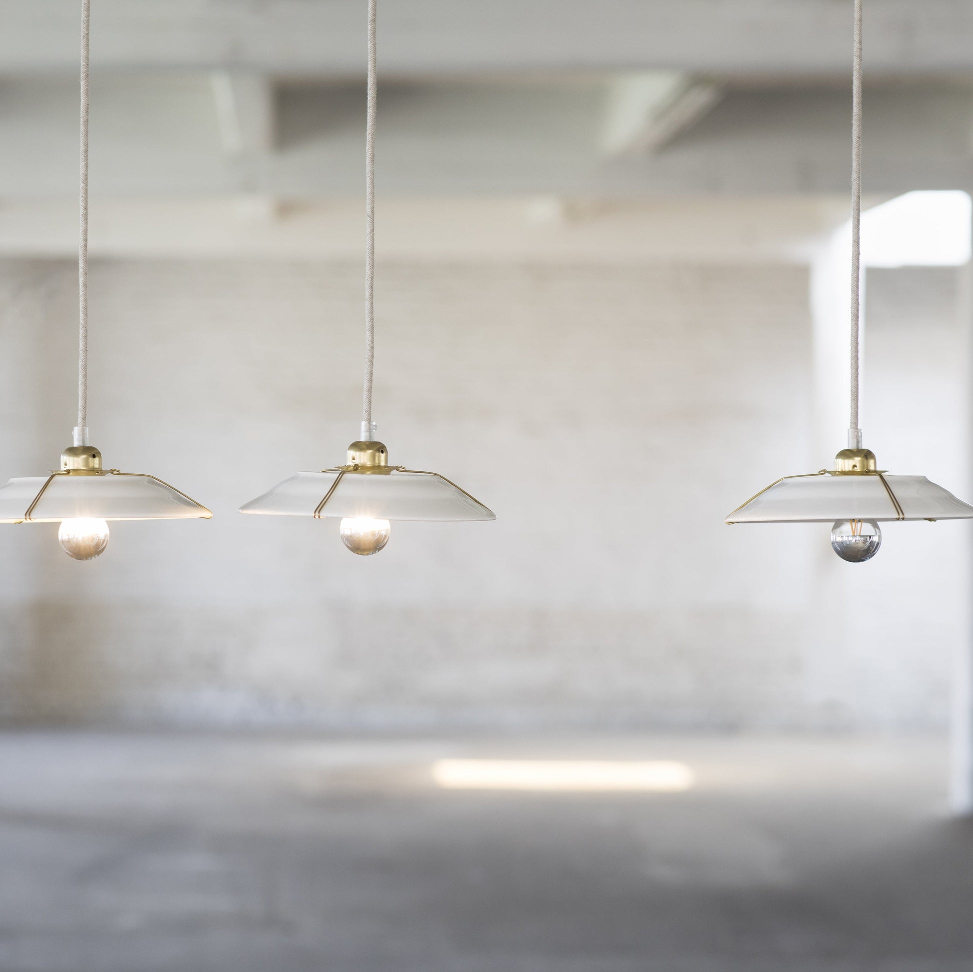 SUSSPENSION EN ASSIETTE EN PORCELAINE BLANCHE SERAX