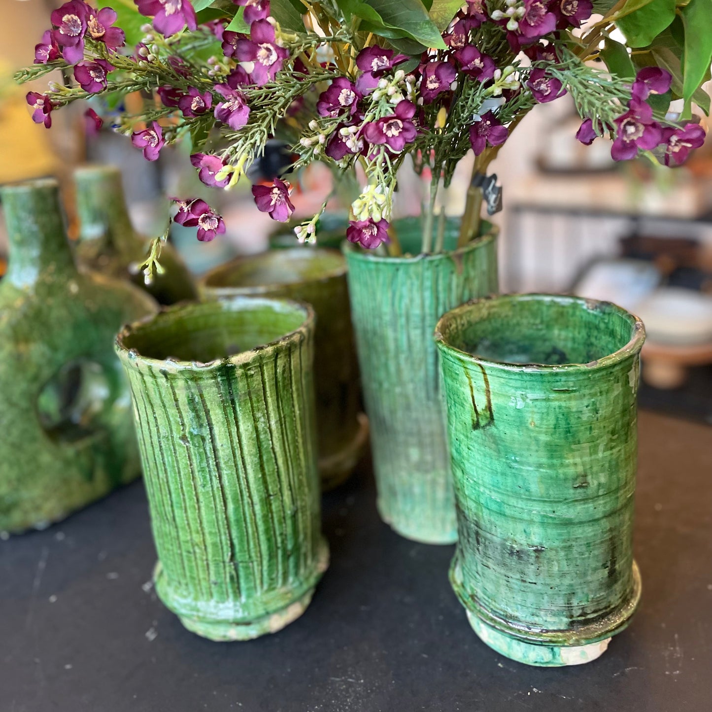 VASE CYLINDRE EN POTERIE DE TAMEGROUTE VERT - LA PETITE BOITE JAUNE