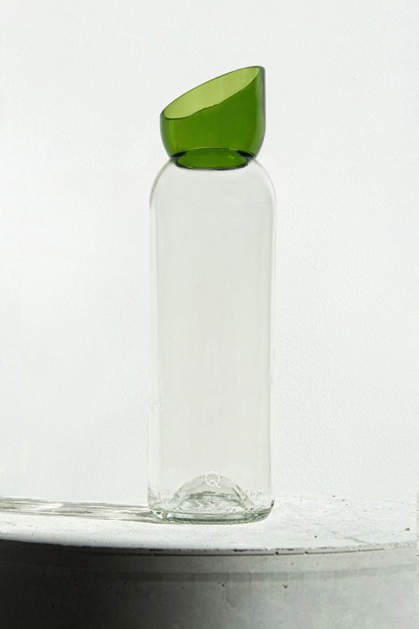 Carafe Q de bouteilles bas transparent et bec vert clair