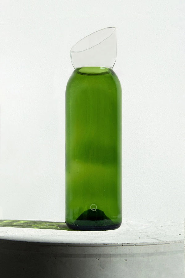Carafe Q de bouteilles bas vert clair et bec transparent 