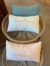 Charger l&#39;image dans la galerie, Coussin brodé à la main au fil doré 30 x 50 cm
