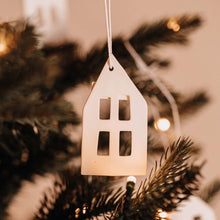 Charger l&#39;image dans la galerie, Décoration de Noël : maison (4 fenêtres) à suspendre
