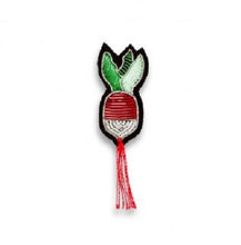 Charger l&#39;image dans la galerie, Broche Petit radis 3 x 1,8 cm
