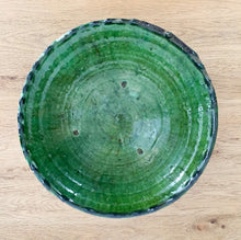 Charger l&#39;image dans la galerie, Saladier évasé / corbeille à fruits en poterie traditionnelle de Tamegroute
